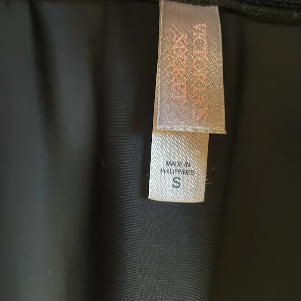 VICTORIA’S SECRET Classic Black Skirt 🦋 - Picture 2 of 4